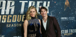 Two celebrities posing on the red carpet at a Star Trek Discovery event